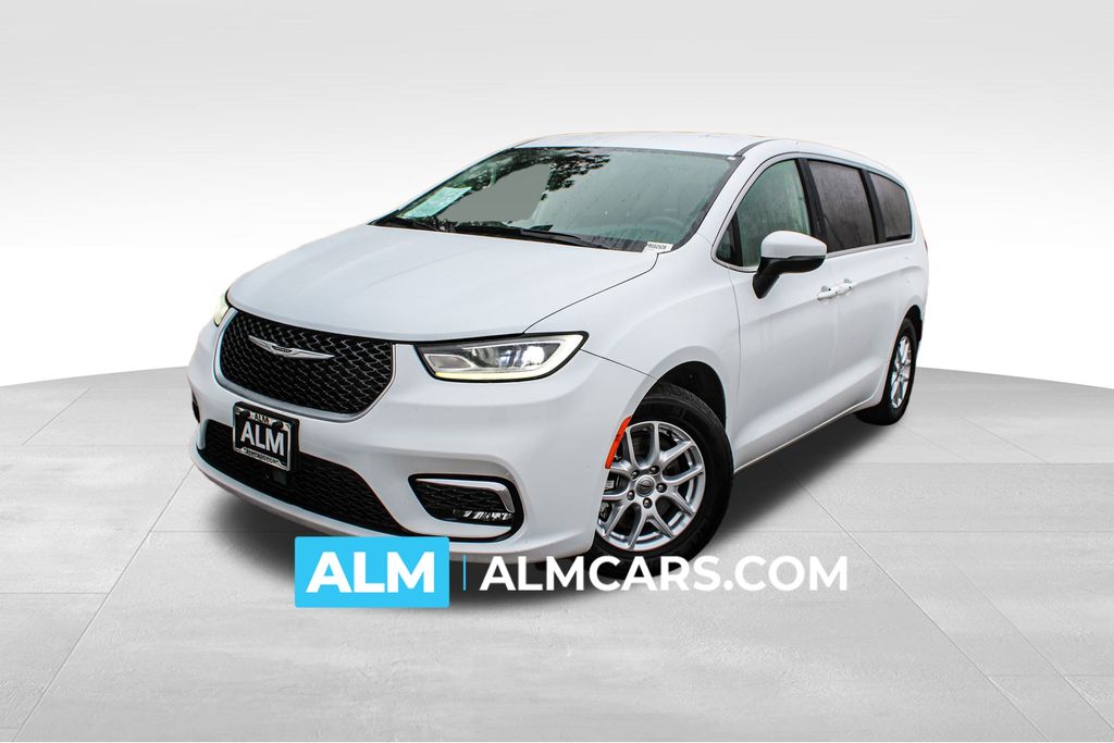 2023 Chrysler Pacifica Touring L's photo