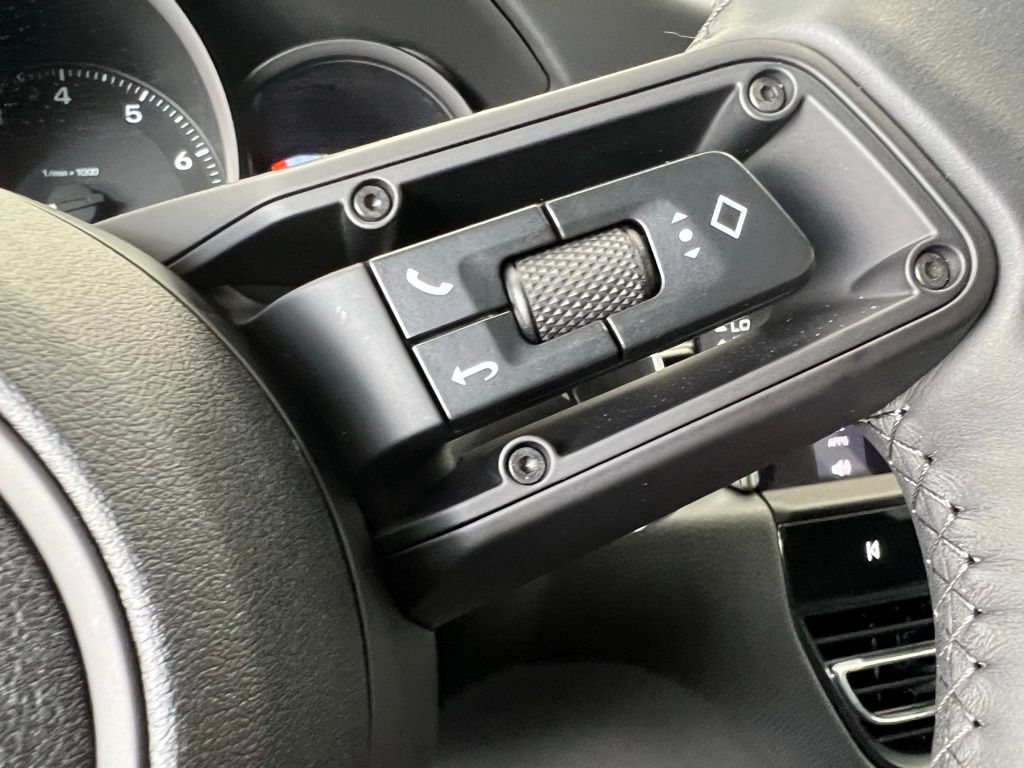 2025 Porsche Macan  8