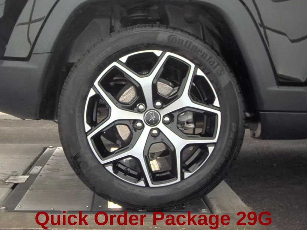 2025 Diamond Black Crystal Pearlcoat Jeep Compass Limited 4X4 SUV