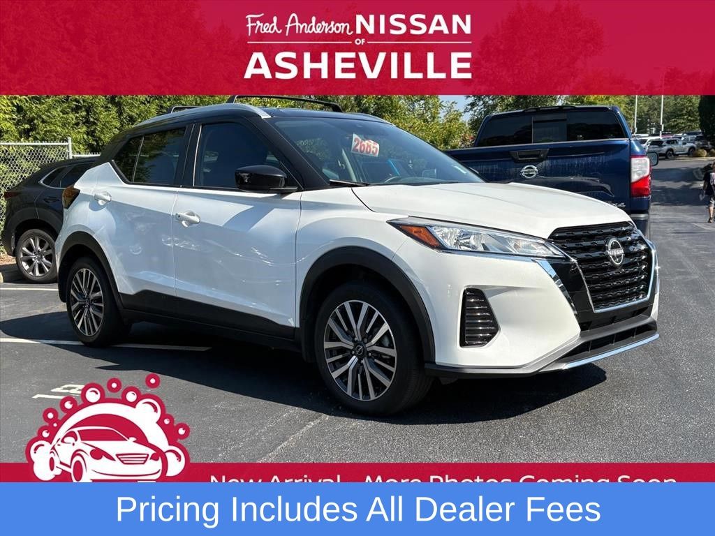 Aspen White Tricoat/Super Black 2024 Nissan Kicks SUV / Crossover Front-Wheel Drive Continuously Variable Transmission