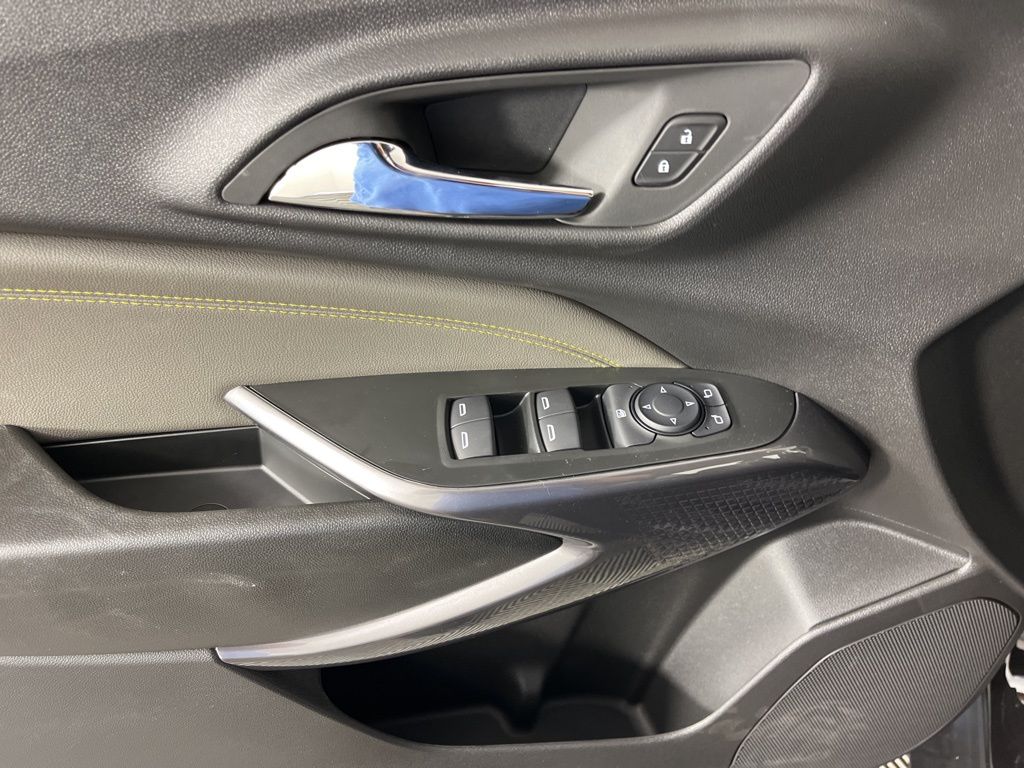 Thumbnail: 2025 Chevrolet Trax - 25