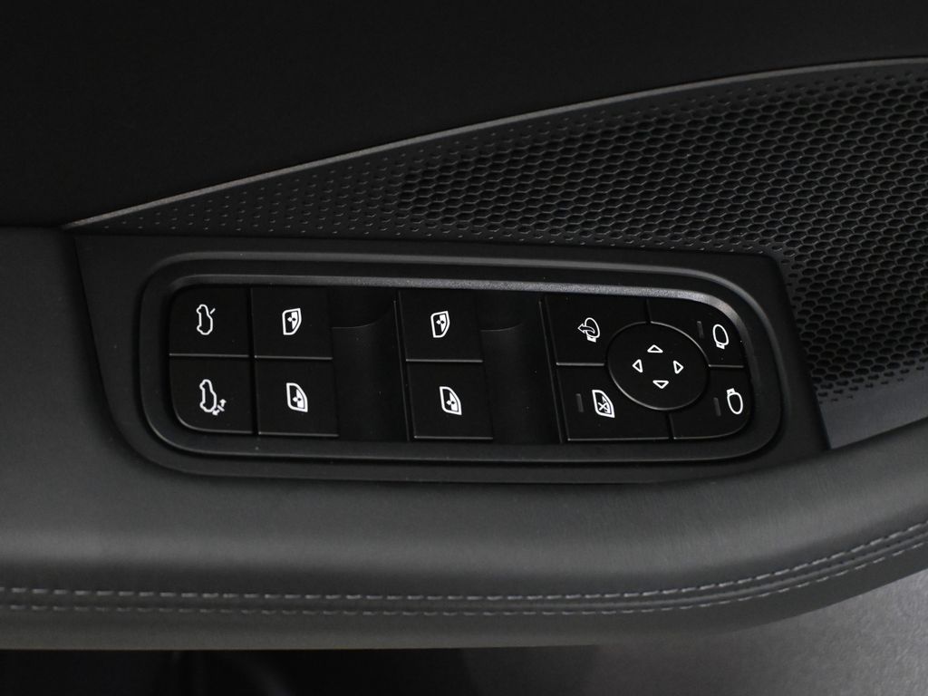 Thumbnail: 2026 Porsche Macan - 31