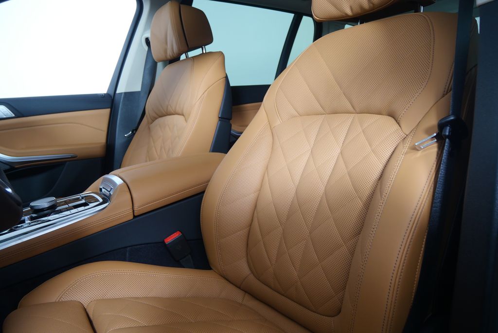 Thumbnail: 2026 BMW X7 - 10