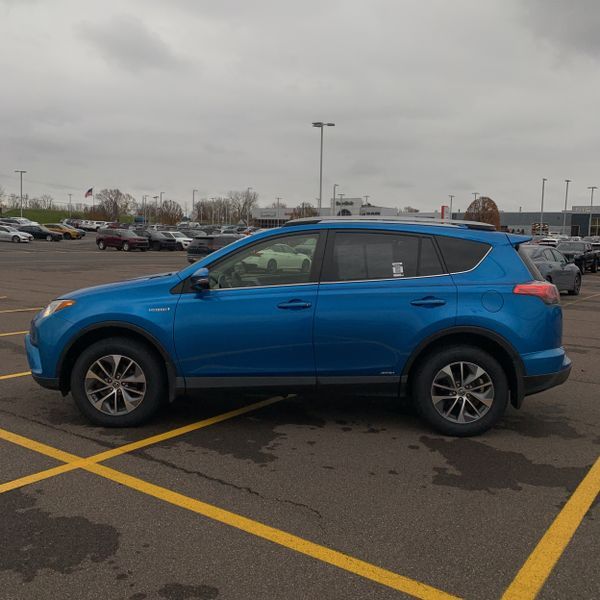 2018 Toyota RAV4 Hybrid XLE 4