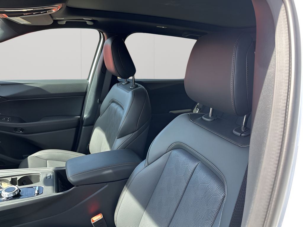 New 2026 White/off-white Jeep Overland image 27