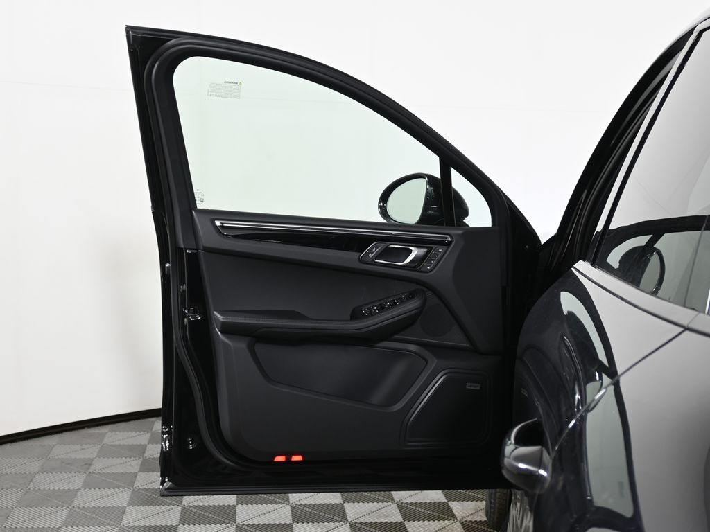 Thumbnail: 2026 Porsche Macan - 32