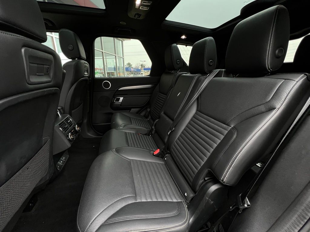 2023 Land Rover Discovery S R-Dynamic photo