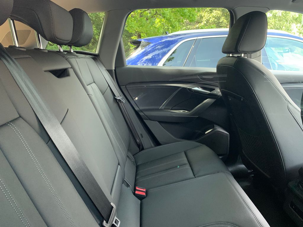 Thumbnail: 2025 Audi Q6 e-tron - 8