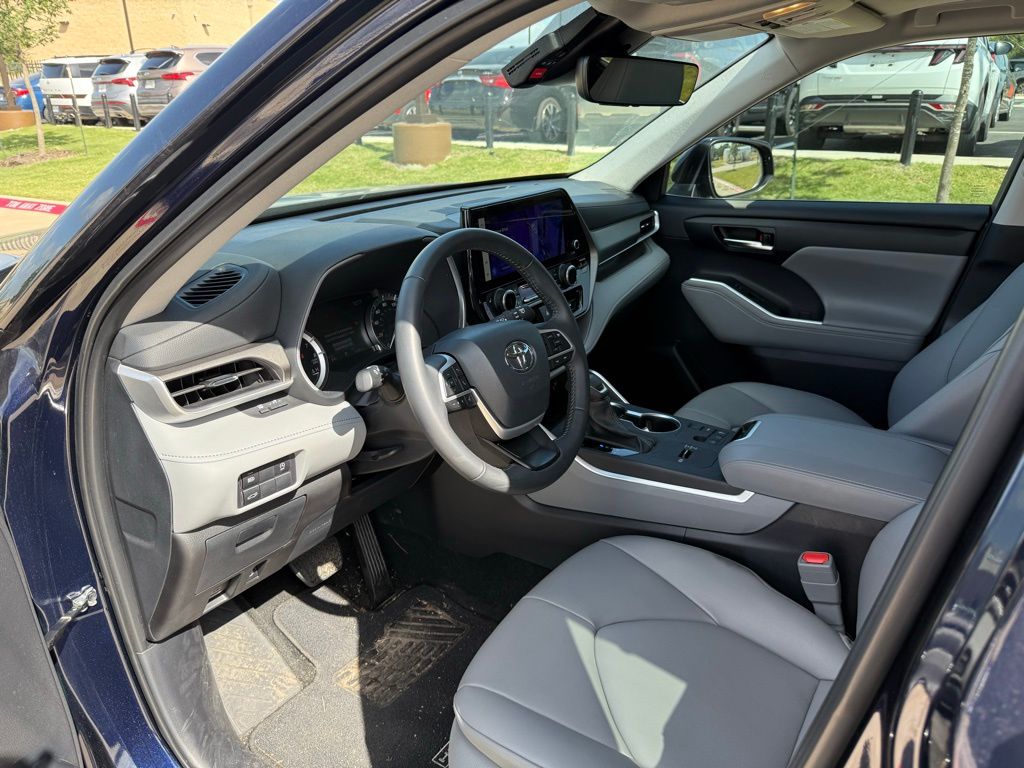 Thumbnail: 2024 Toyota Highlander - 6