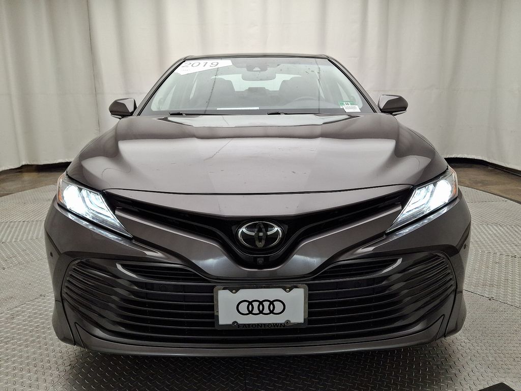 2019 Toyota Camry XLE 2