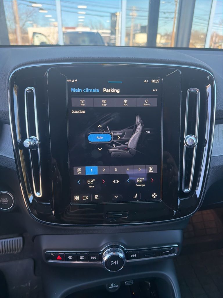 Thumbnail: 2025 Volvo XC40 - 4