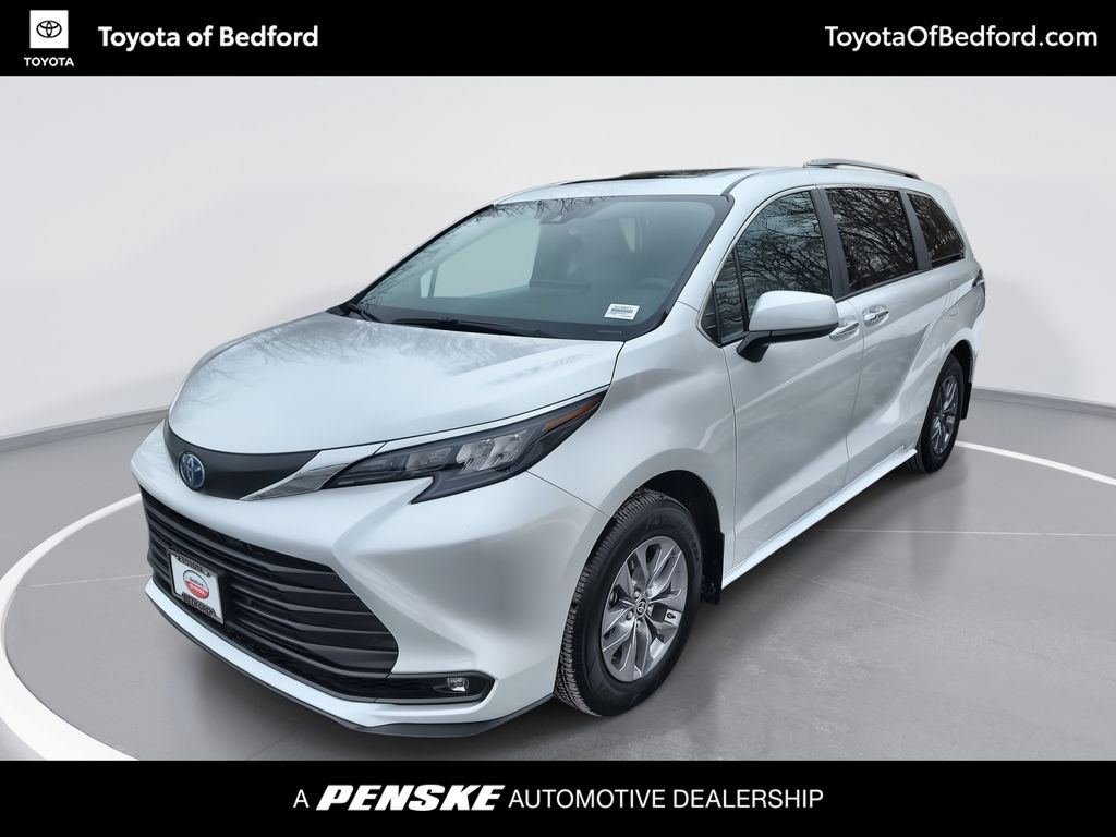 2025 Toyota Sienna XLE Hero Image