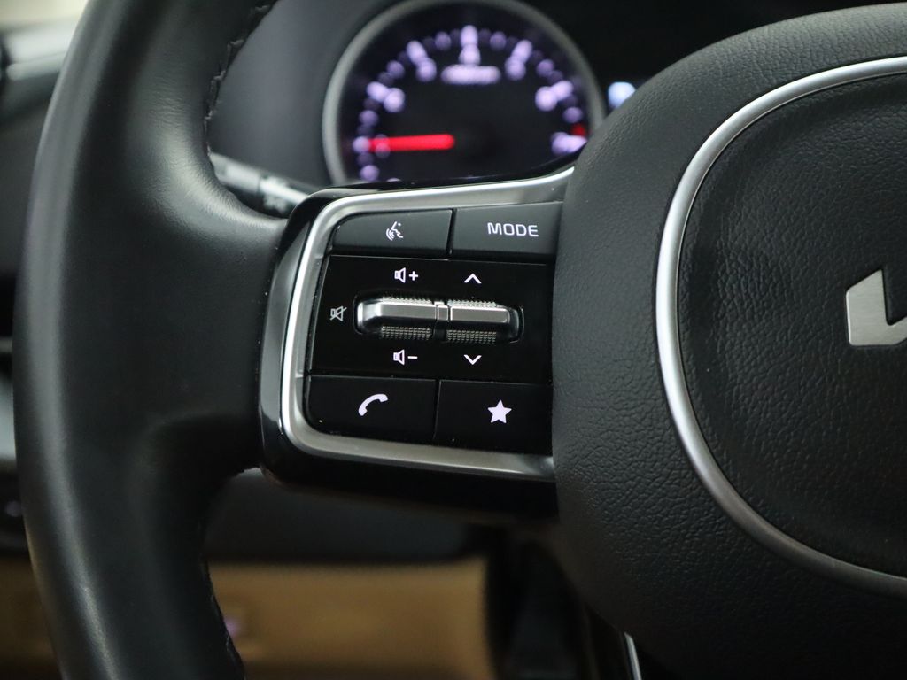 Thumbnail: 2023 Kia Carnival - 11