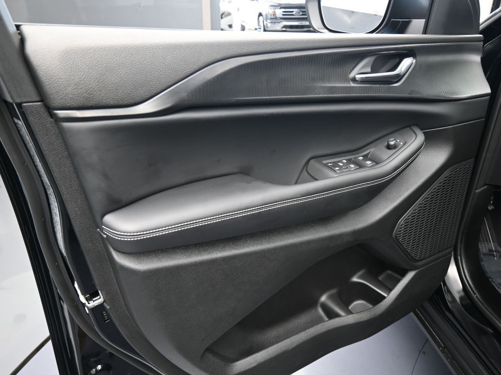 Used 2025 Diamond Black Crystal Pearlcoat Jeep Laredo image 15