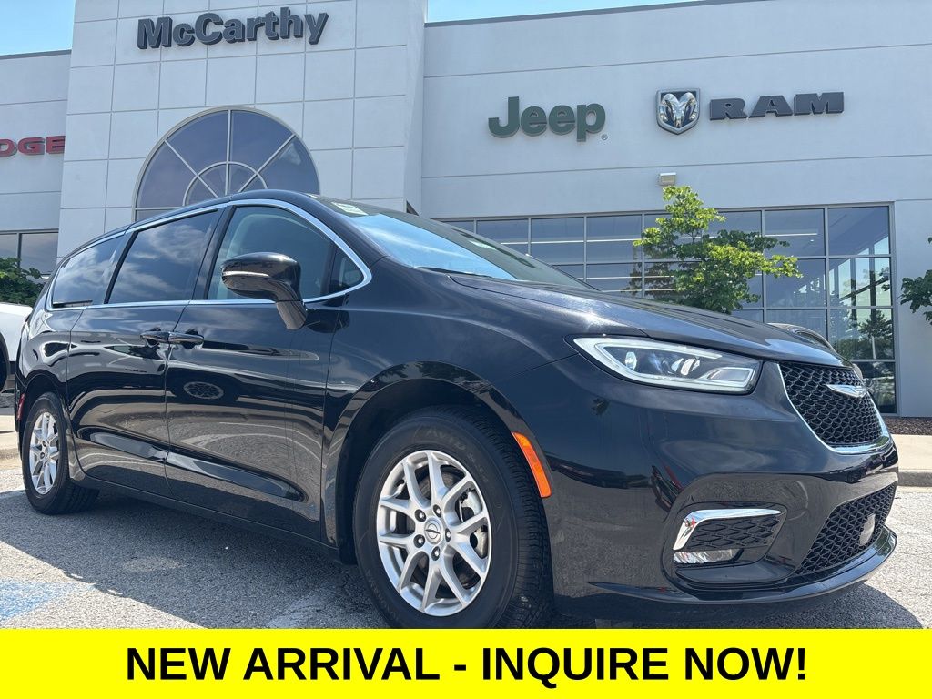 2024 Chrysler Pacifica Touring L's photo