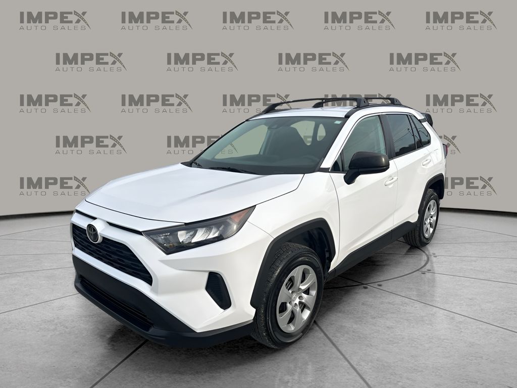 2021 Toyota RAV4 LE's photo