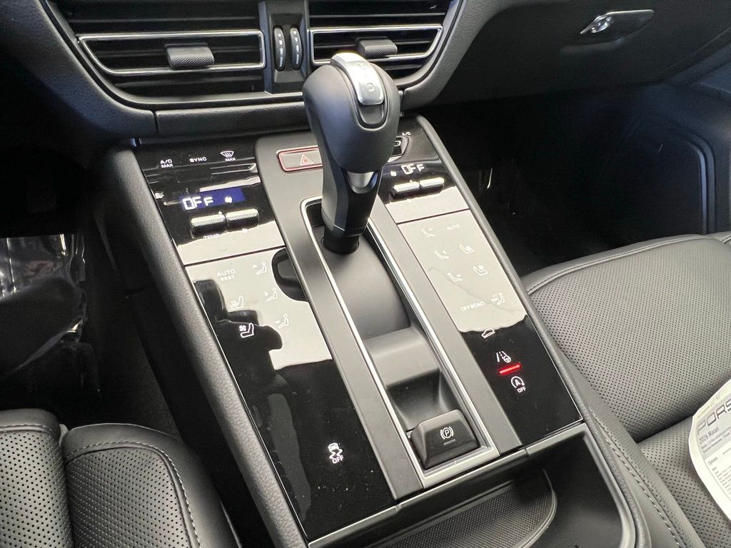 Thumbnail: 2026 Porsche Macan - 11