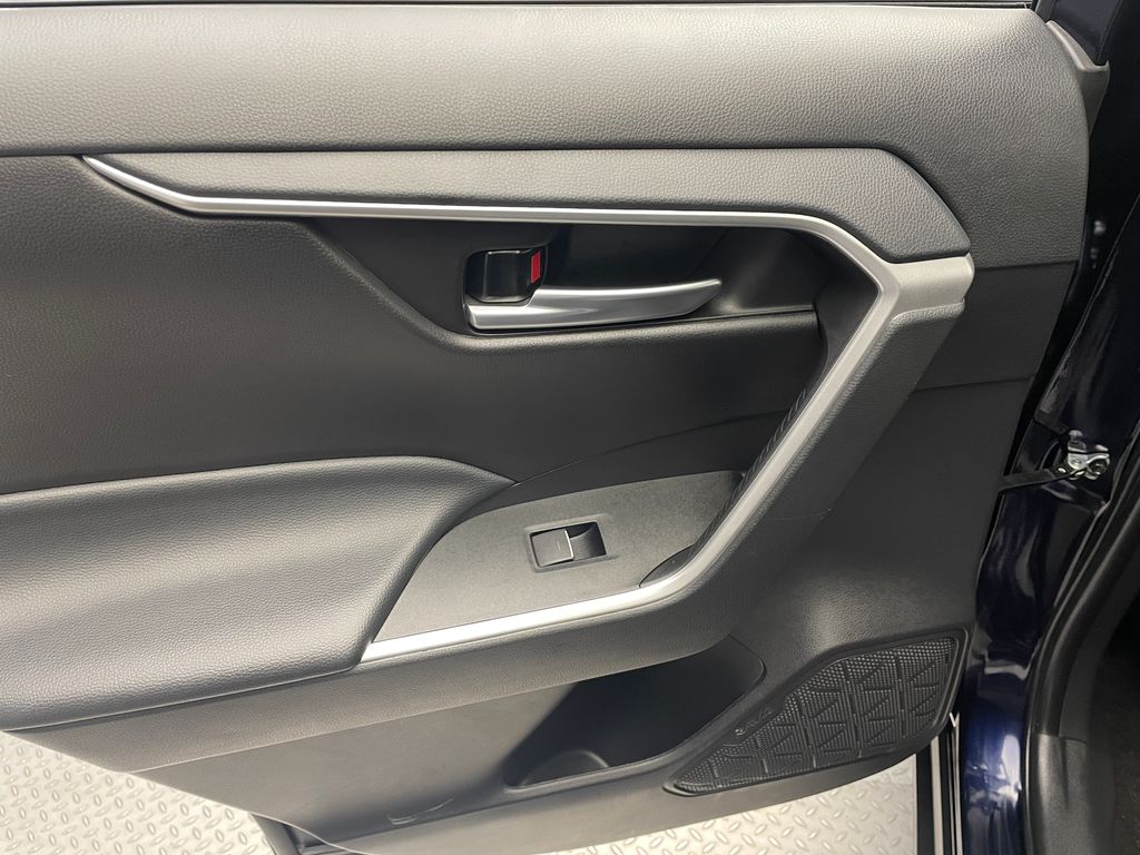 2023 Toyota RAV4 XLE 32