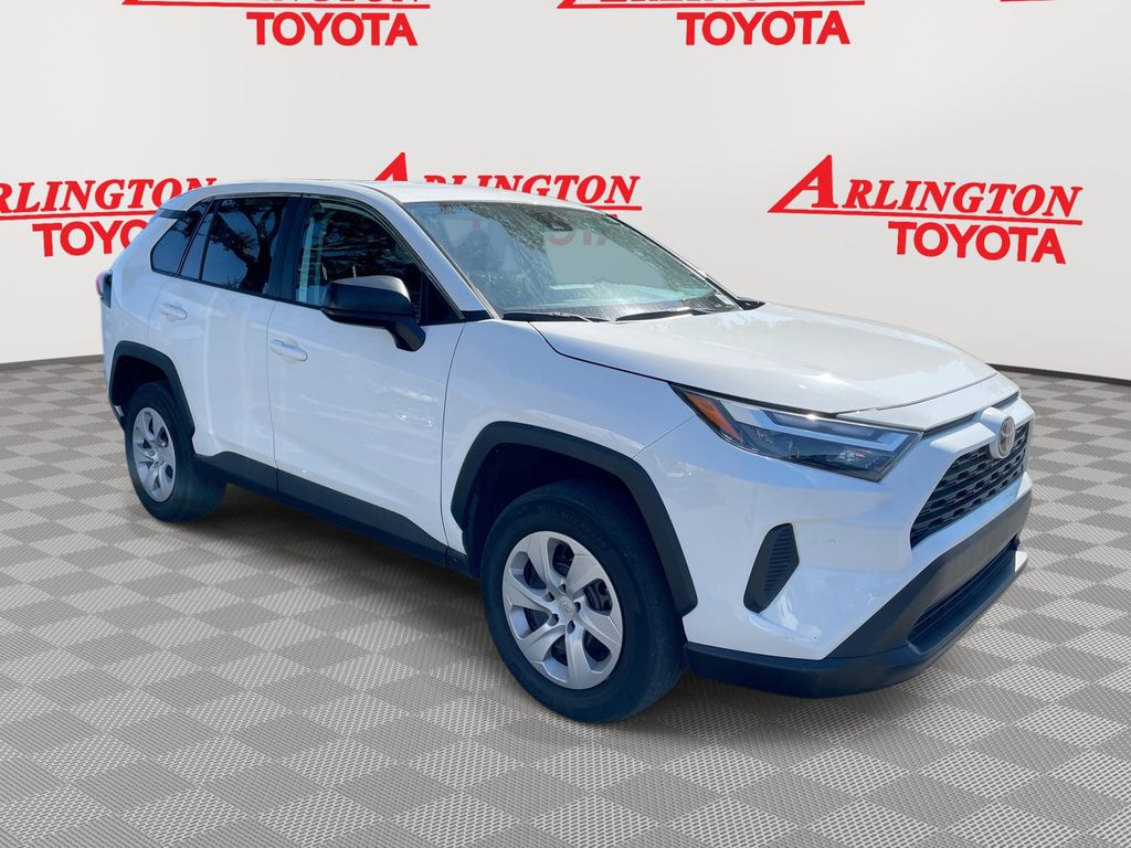2023 Toyota RAV4 LE's photo