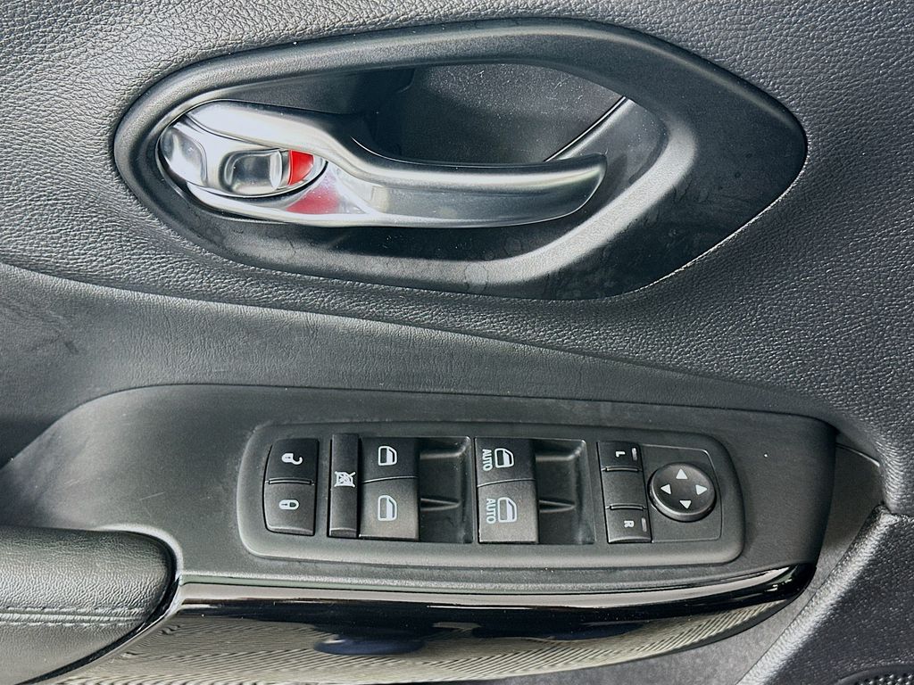 Thumbnail: 2021 Jeep Cherokee - 17