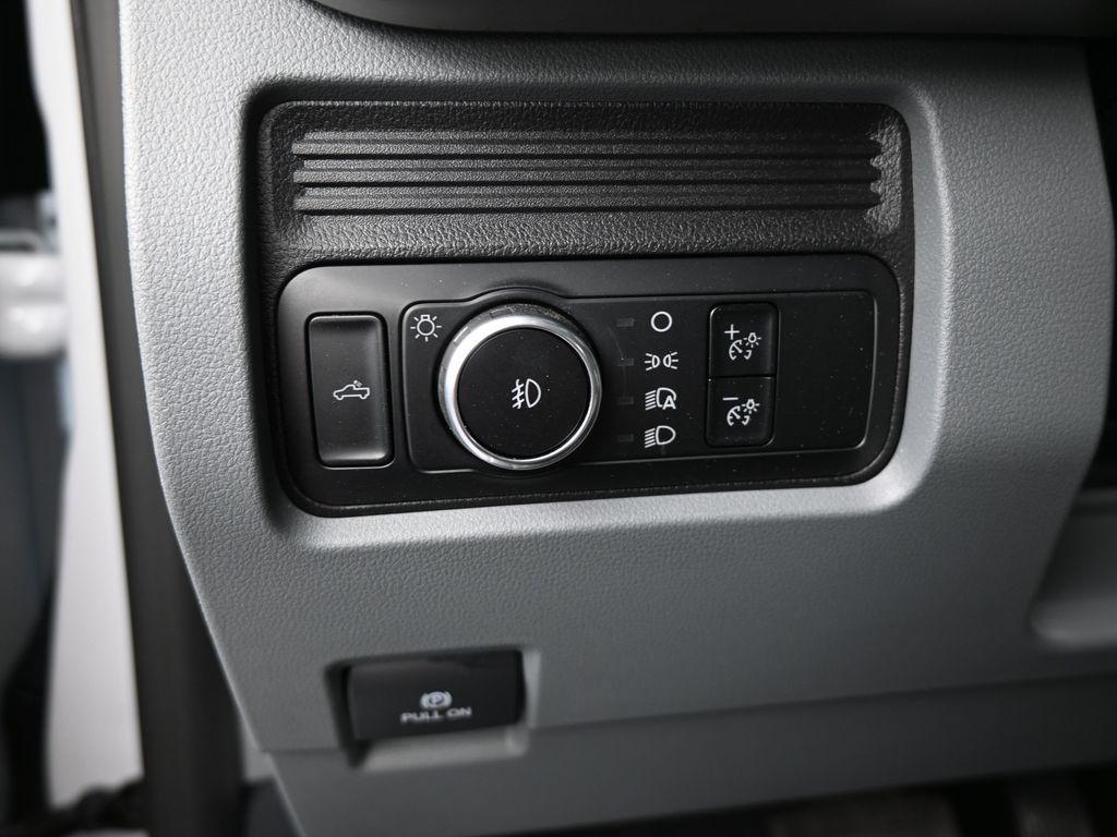 Used 2025 Oxford White Ford XLT image 30