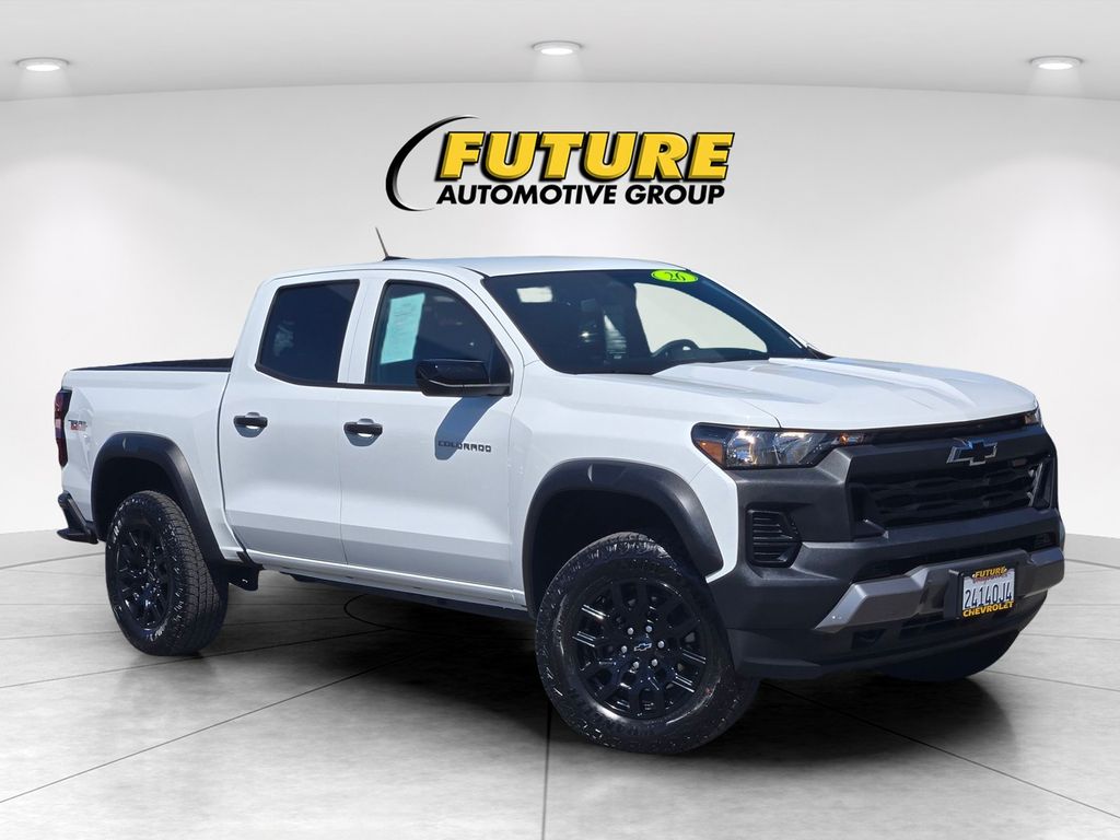 Summit White 2026 Chevrolet Colorado Trail Boss Crew Cab 4WD Pickup Truck Four-Wheel Drive 8-Speed Automatic