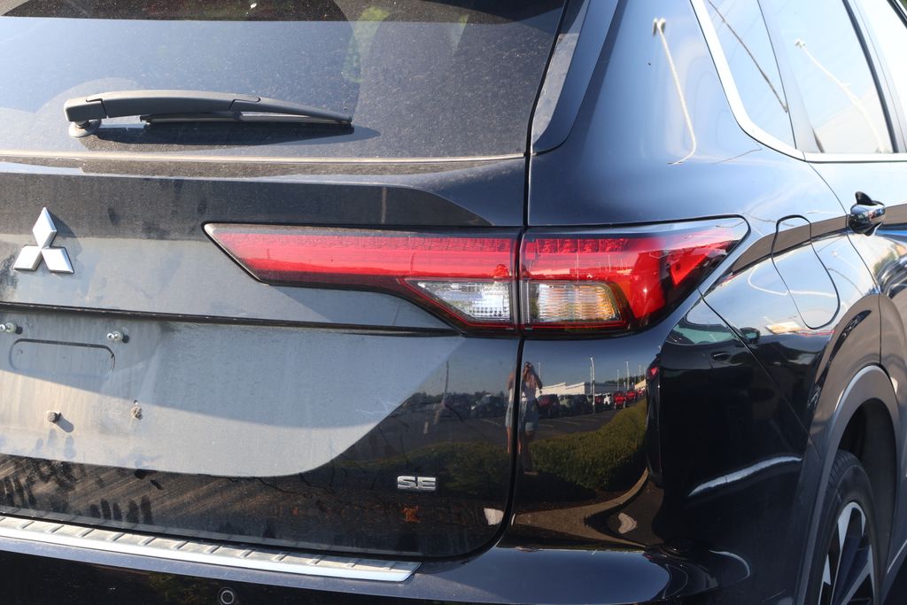 Thumbnail: 2023 Mitsubishi Outlander - 8