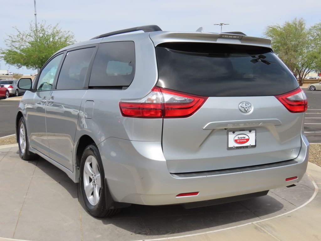 2020 Toyota Sienna LE 7