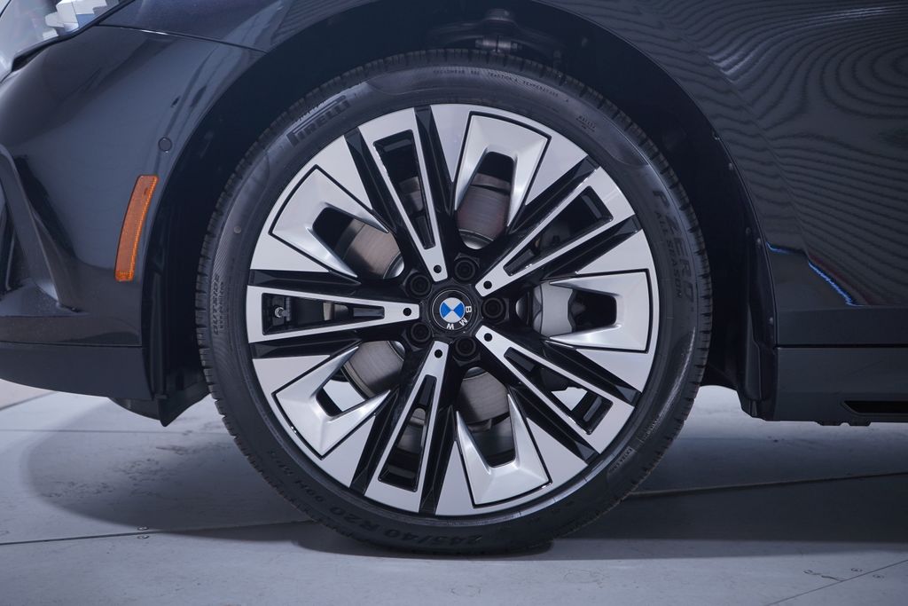 Thumbnail: 2026 BMW 5 Series - 2