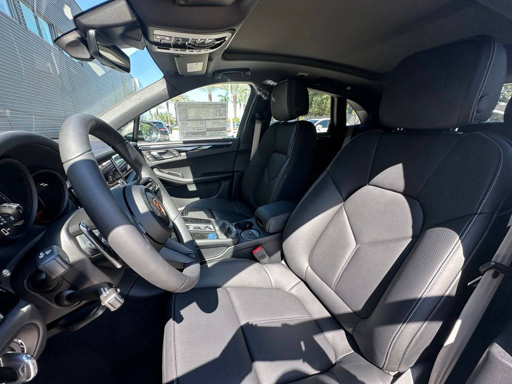 Thumbnail: 2026 Porsche Macan - 5