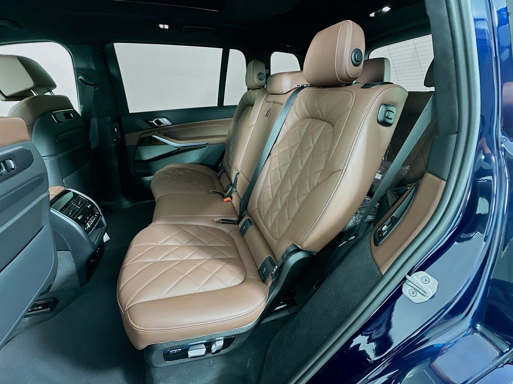 Thumbnail: 2026 BMW X7 - 17