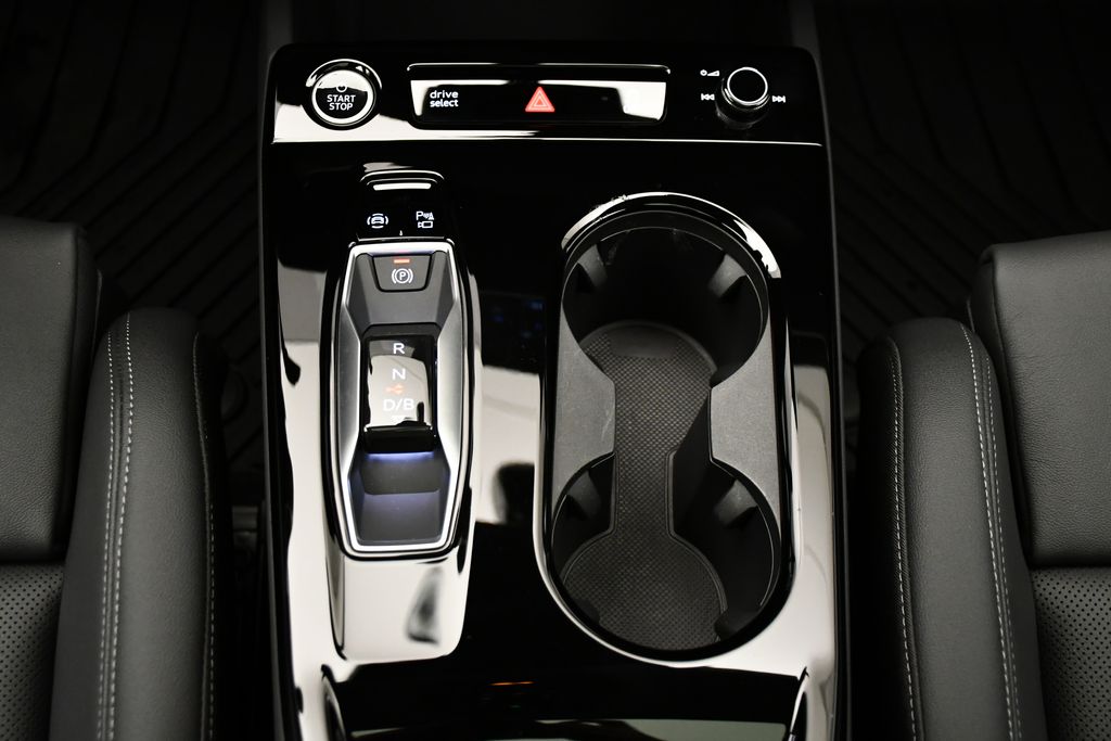 Thumbnail: 2025 Audi Q6 e-tron - 29