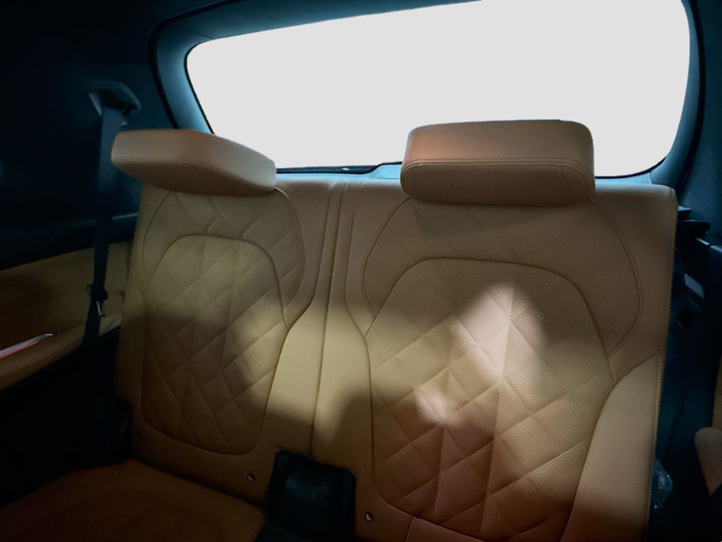 Thumbnail: 2026 BMW X7 - 14