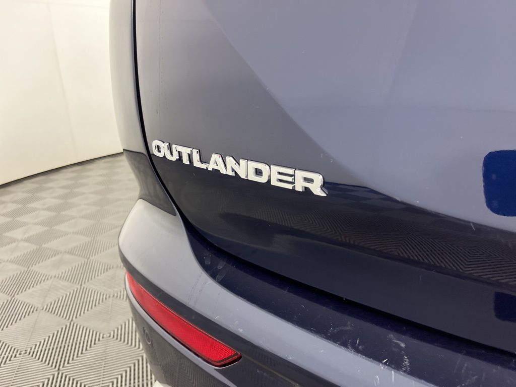 Thumbnail: 2024 Mitsubishi Outlander - 3