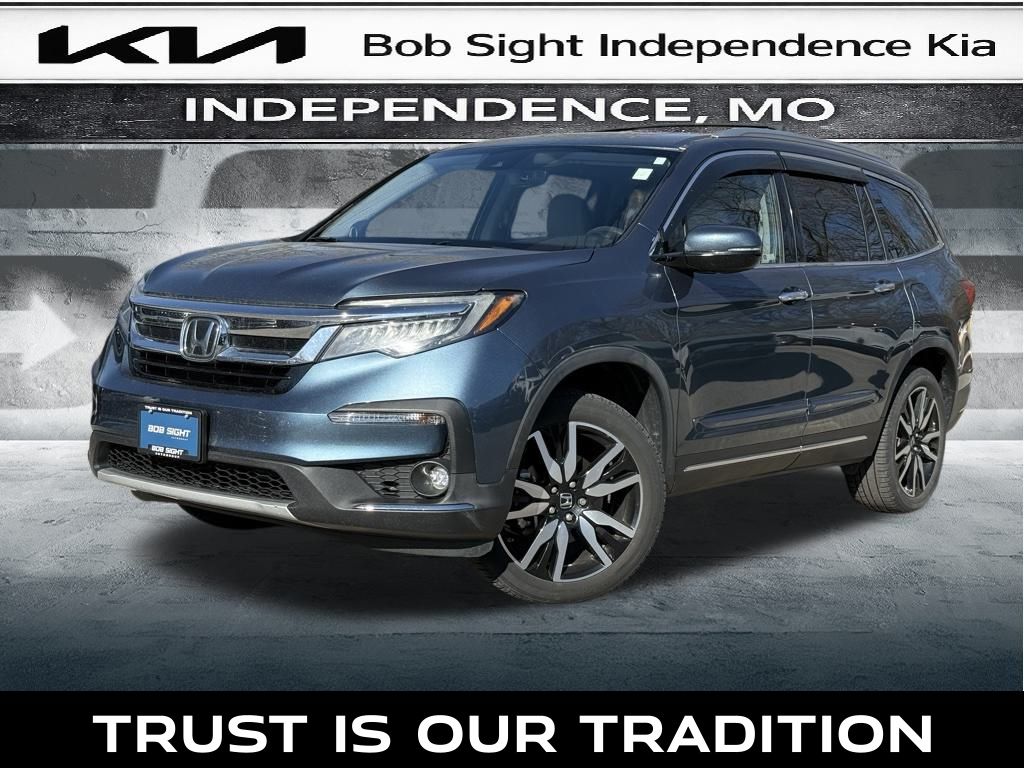 2021 Honda Pilot Touring AWD with Rear Captains Chairs