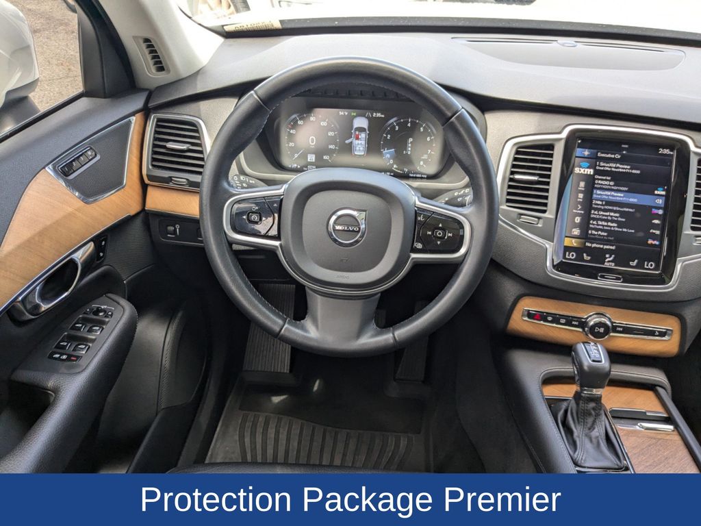 2022 Volvo XC90 T6 Momentum 6-Passenger