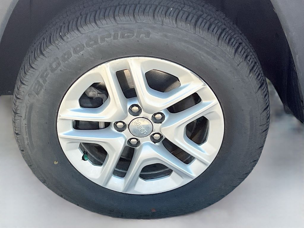 Used 2018 Red Jeep Sport image 10