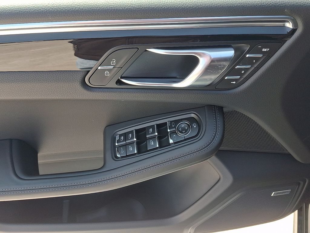 Thumbnail: 2026 Porsche Macan - 15