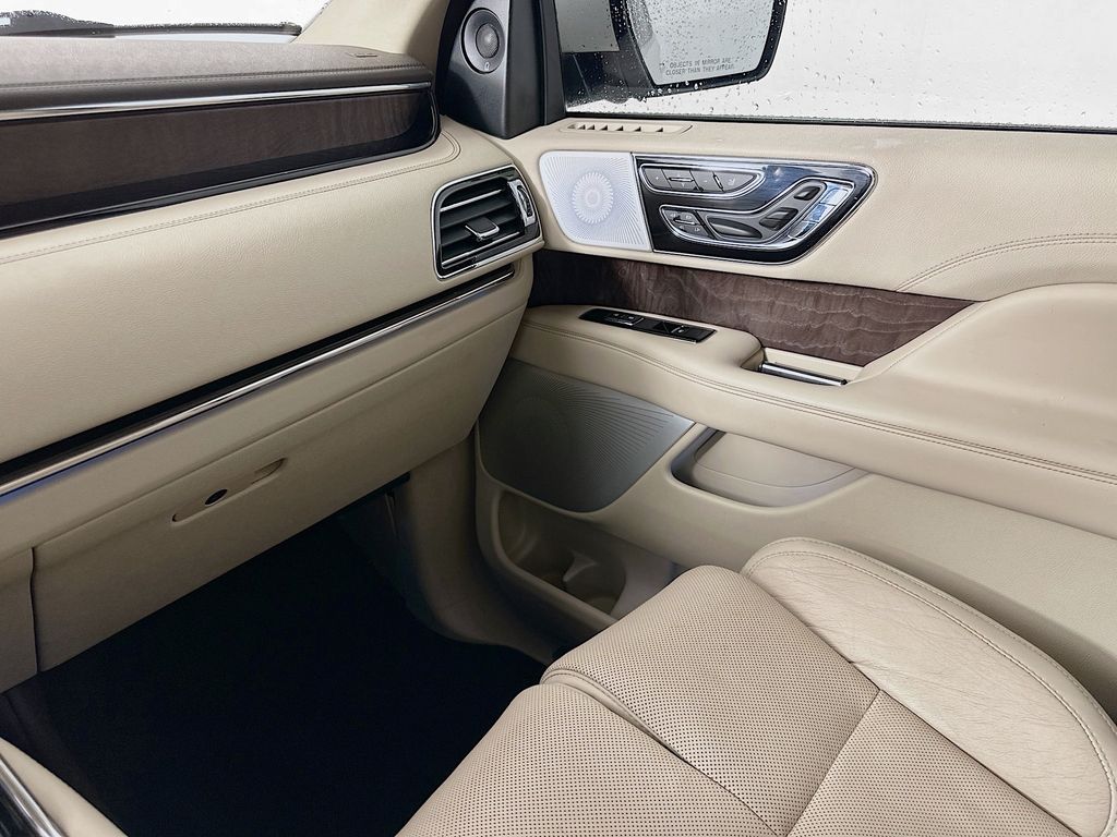 Thumbnail: 2021 Lincoln Navigator - 24