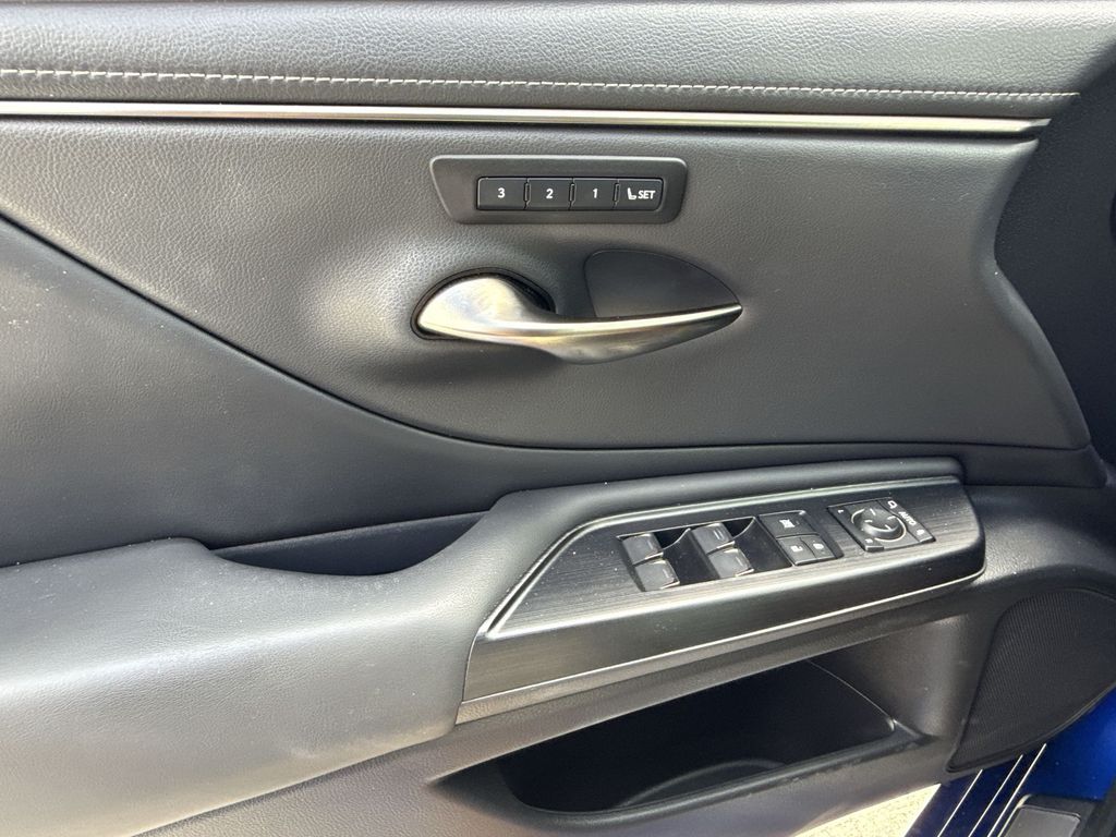 Thumbnail: 2021 Lexus ES - 29