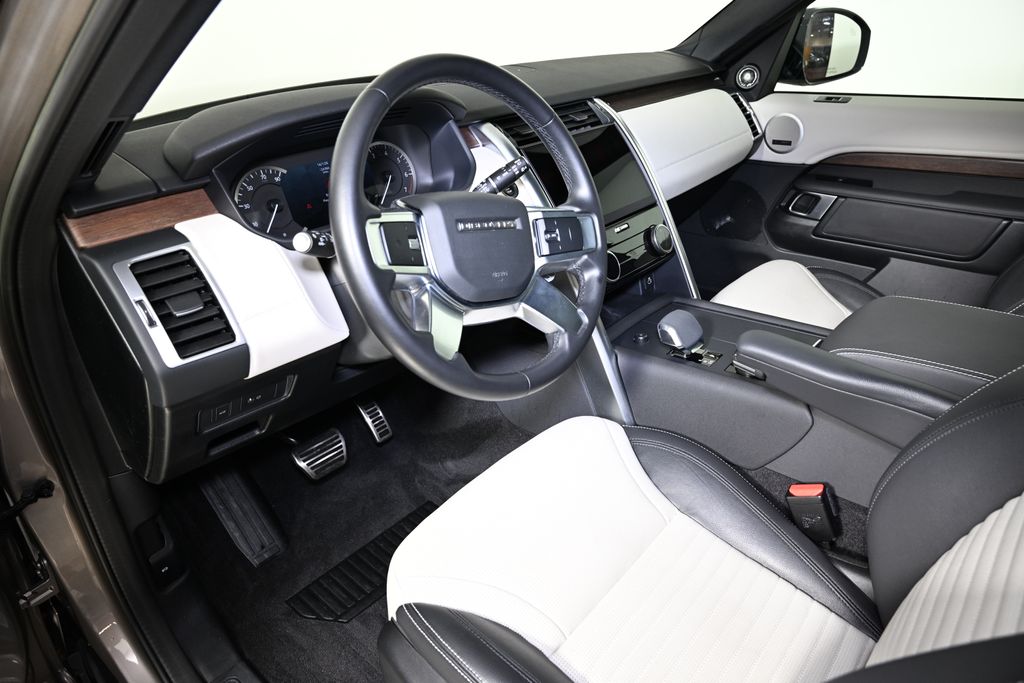 Thumbnail: 2023 Land Rover Discovery - 15