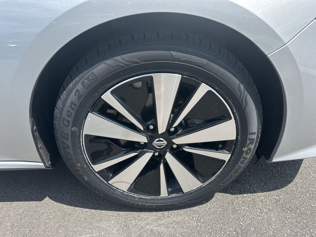 2022 Brilliant Silver Metallic Nissan Altima 2.5 SV FWD Sedan