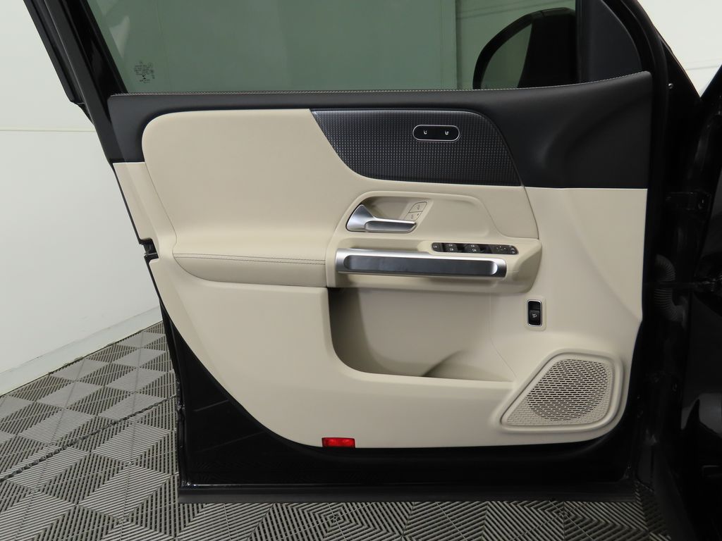 Thumbnail: 2022 Mercedes-Benz GLB - 22