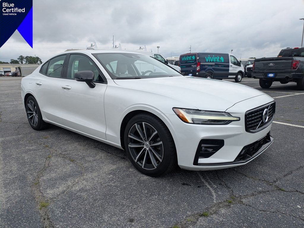 Crystal White Metallic 2021 Volvo S60 T5 Momentum FWD Sedan Front-Wheel Drive Automatic
