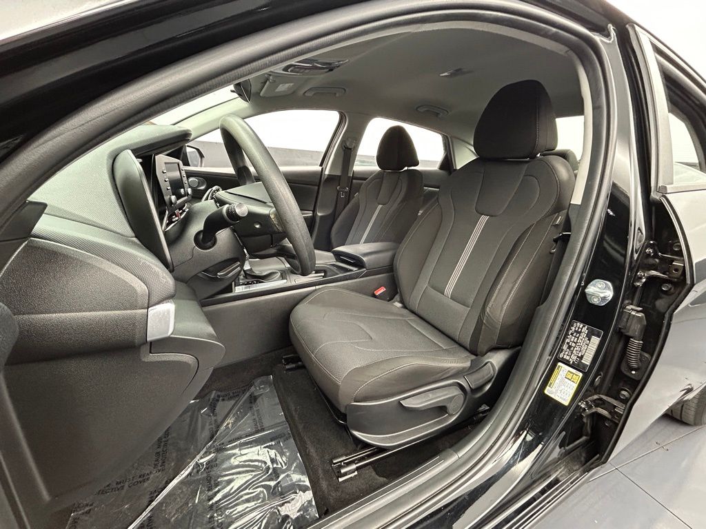 Used 2023 Onyx Black Hyundai SE image 6