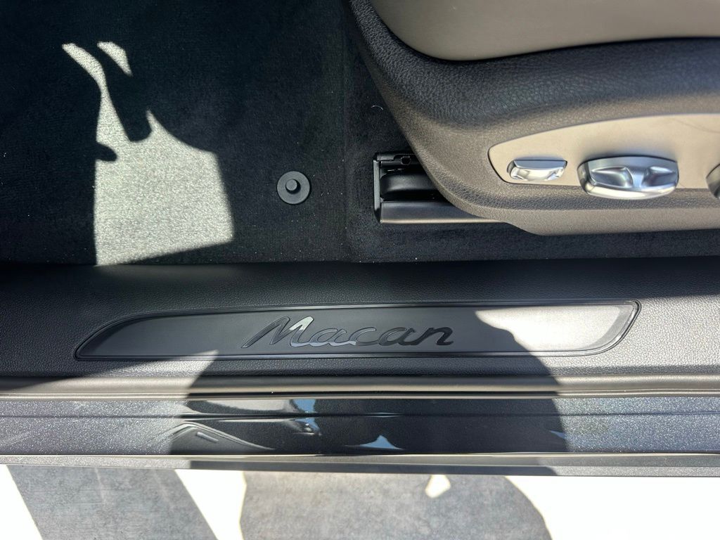 Thumbnail: 2026 Porsche Macan - 17