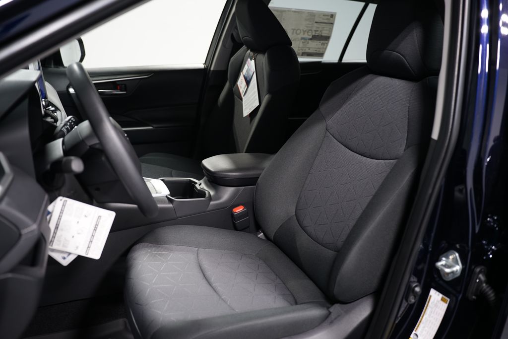 2025 Toyota RAV4 XLE 27
