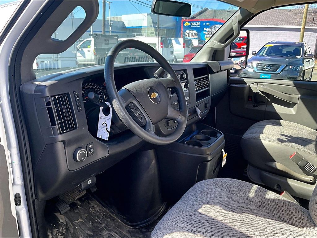 2025 Chevrolet Express 3500 — photo 9