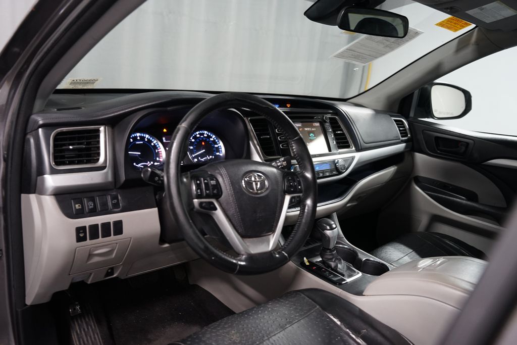 Thumbnail: 2017 Toyota Highlander - 7
