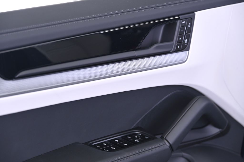 Thumbnail: 2026 Porsche Cayenne - 32